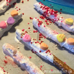 Make chocolate dipped pretzel rods with kids! Great for teacher and neighbor gifts. - doityourfreakingself.com