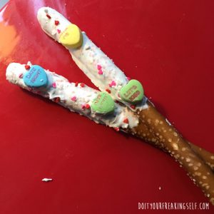 Make chocolate dipped pretzel rods with kids! Great for teacher and neighbor gifts. - doityourfreakingself.com