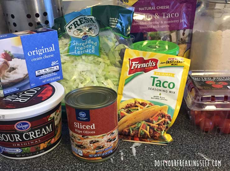 Quick and Easy Taco Dip. Perfect for any party - Doityourfreakingself.com