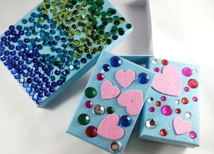 Make your own DIY Jewelry boxes. Great kids crafts for gifting and themed play dates. - doityourfreakingself.com