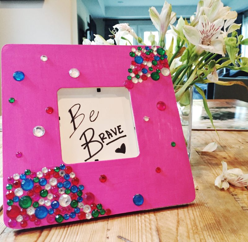 Kids DIY picture frame - fun and easy for the kiddos to make. They make great Mother's Day and Father's Day gifts and kids will love painting and gluing on gems.