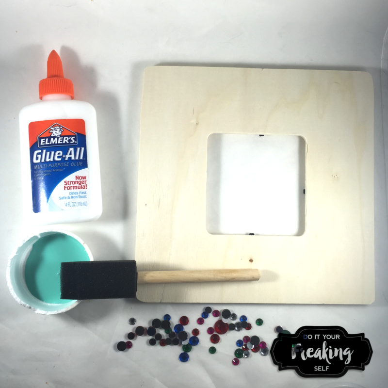 Kids DIY picture frame - fun and easy for the kiddos to make. They make great Mother's Day and Father's Day gifts and kids will love painting and gluing on gems.