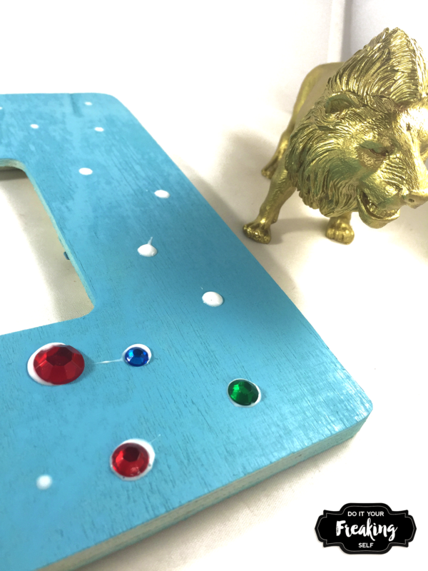 Kids DIY picture frame - fun and easy for the kiddos to make. They make great Mother's Day and Father's Day gifts and kids will love painting and gluing on gems.