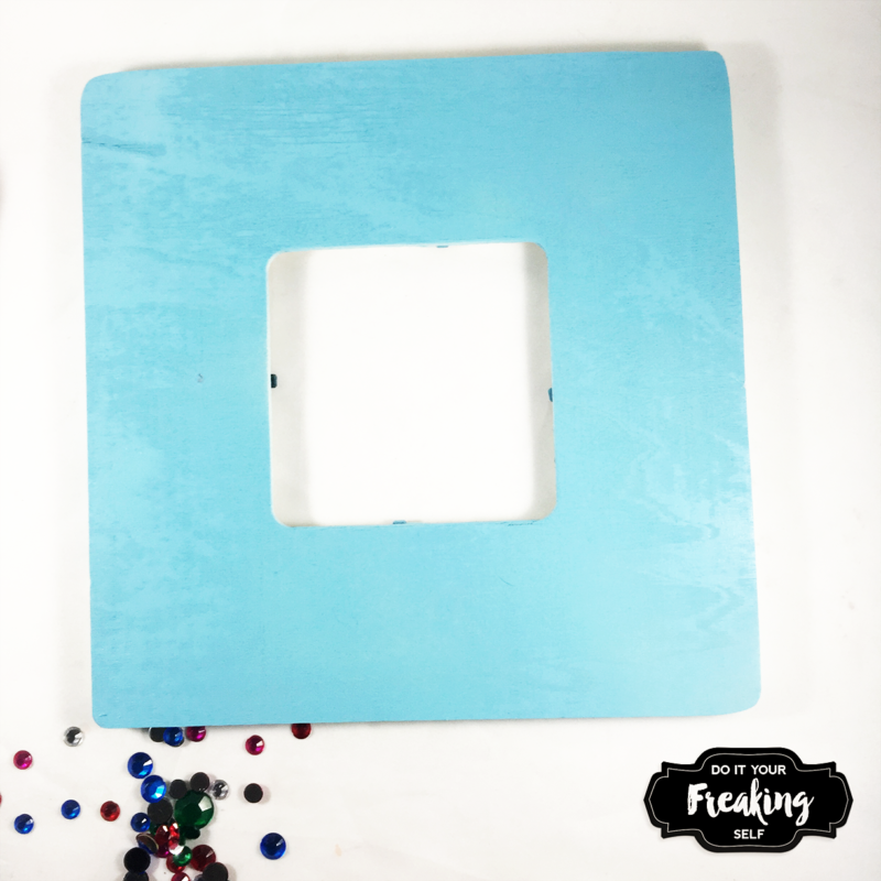 Kids DIY picture frame - fun and easy for the kiddos to make. They make great Mother's Day and Father's Day gifts and kids will love painting and gluing on gems.