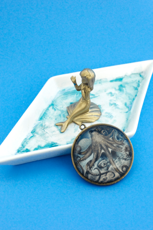 Make a cute and easy DIY Mermaid Trinket Tray for your thingamabobs! | Do It Your Freaking Self