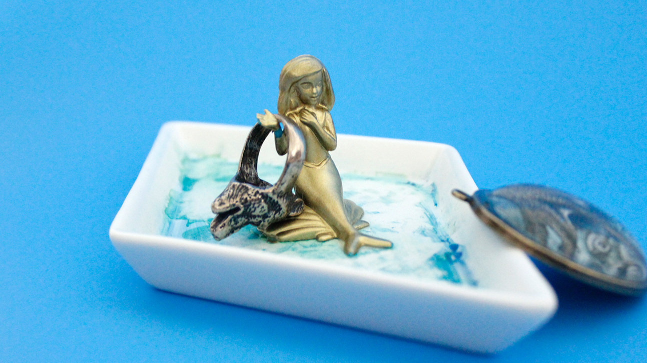 Make a cute and easy DIY Mermaid Trinket Tray for your thingamabobs! | Do It Your Freaking Self