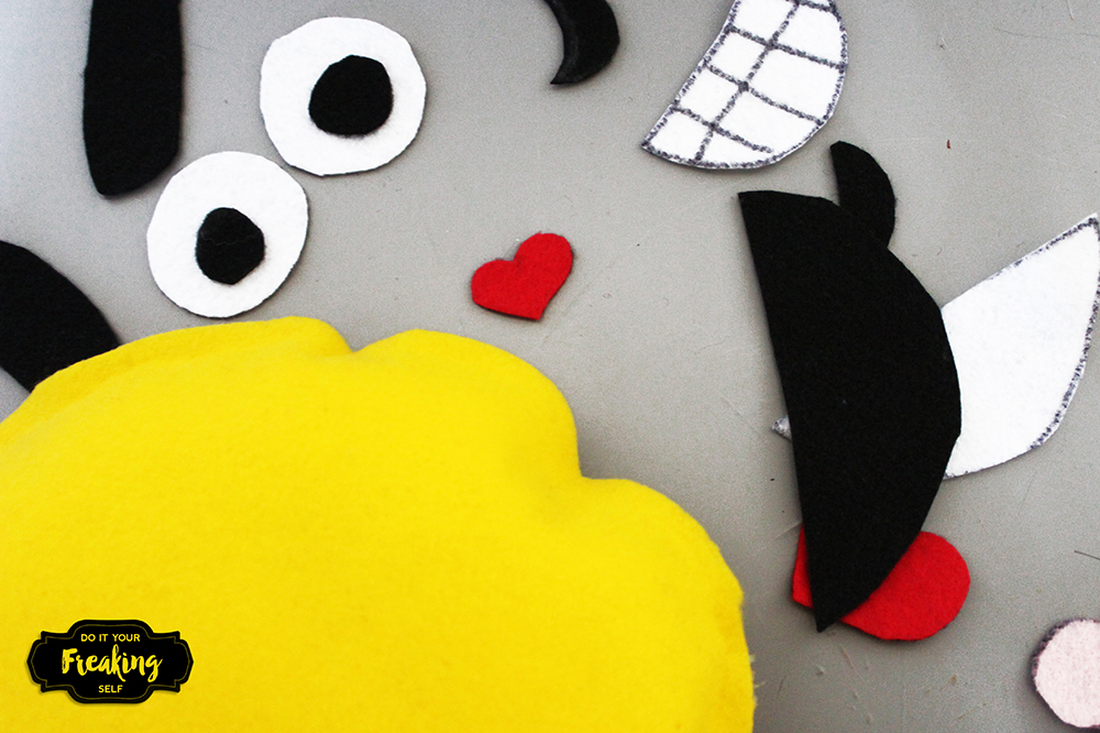 Make your own no sew Emoji Pillow Busy Bag for toddlers and up! Fun and useful for teaching kids about feelings too!