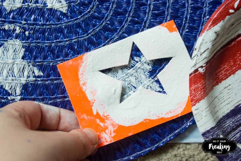 Simple and easy star stenciled placemats are a great addition to your next 4th of Juy, Memorial Day, or Team USA Olympics party!
