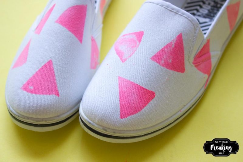 Feeling fruity? These DIY Watermelon Shoes are quick, fun fashion for your summer picnics! Easy potato stamp tutorial for great results!