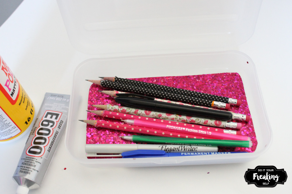 This tumblr inspired DIY Glam pencil box is perfect for that gitter lover in all of us. Dress up a boring clear pencil box for magic school supplies all day long!