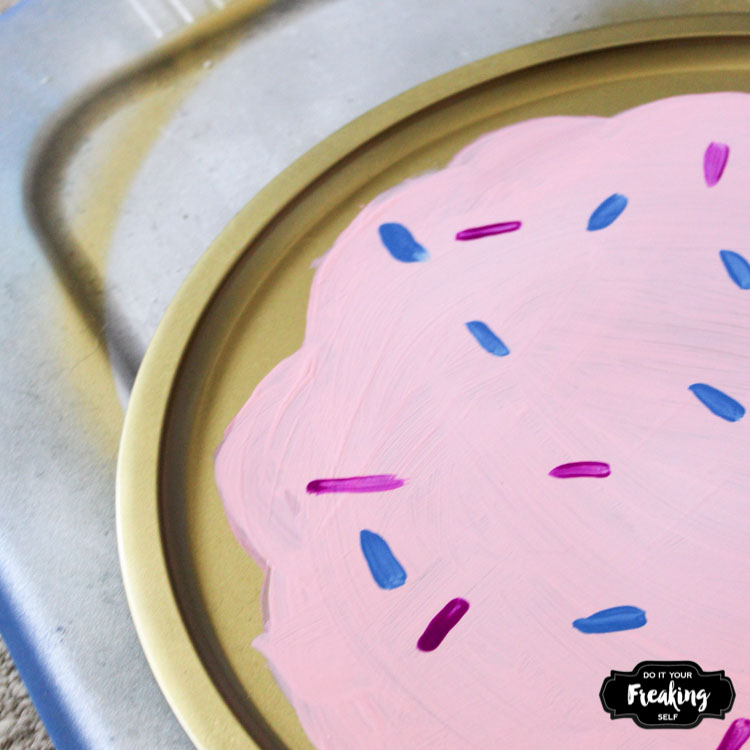 Use an old Pizza pan to create a one of a kind Sugar Cookie DIY Magnet Board. Sweeten up your home command center or dorm room! 