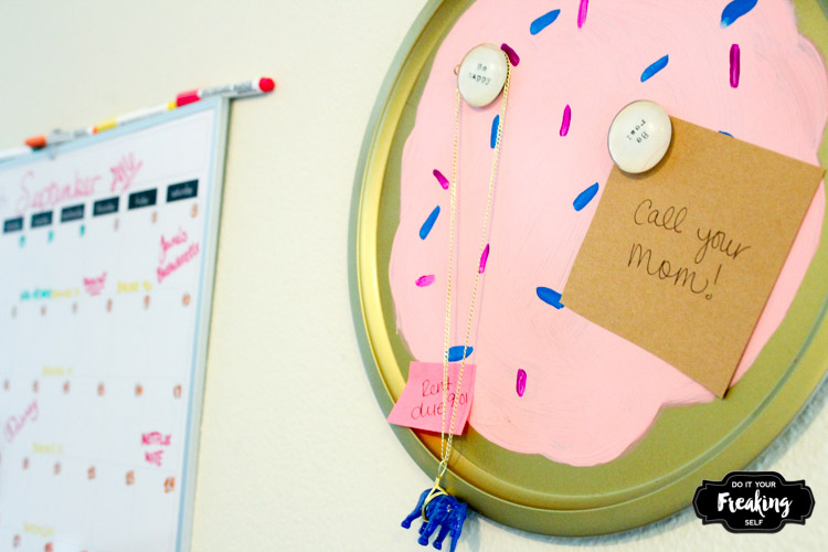 Use an old Pizza pan to create a one of a kind Sugar Cookie DIY Magnet Board. Sweeten up your home command center or dorm room! 