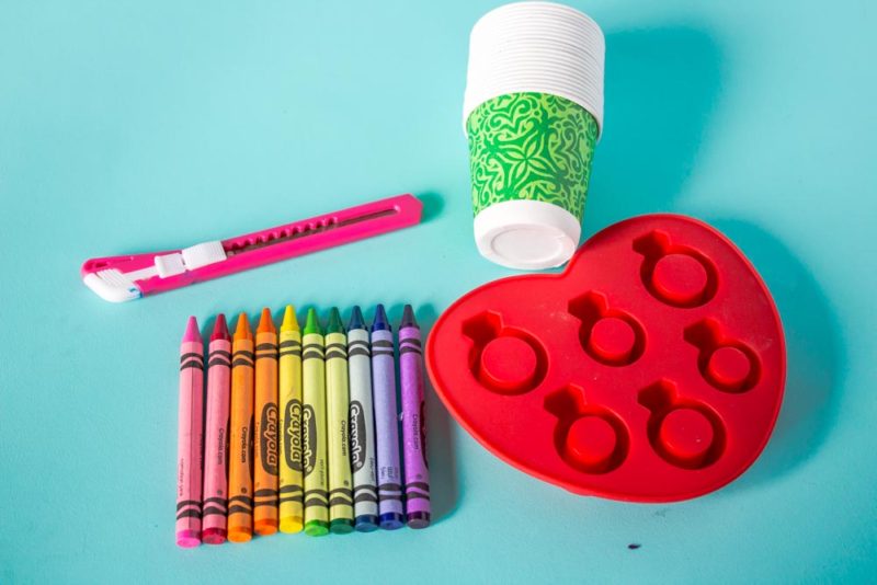Free printable Galentines coloring page and DIY layered crayons for your Galentines Day event. Parks and rec | Leslie Knope | Galentines Day Party | Activities | Printable | shape Crayons