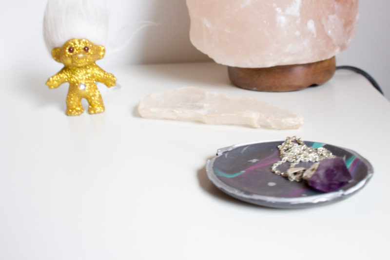 Looking for a fun way to store your jewelry in sight? Create this marbled galaxy jewelry dish and do it your freaking self! | polymer clay | Ring tray | marbled clay | galaxy | Universe | Space