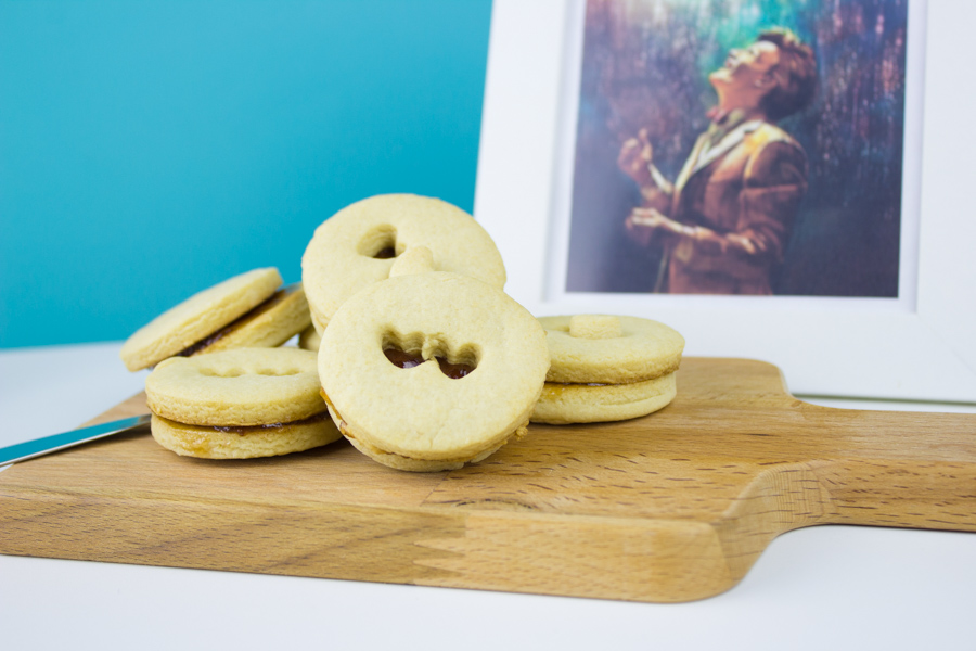 Celebrate the return of Doctor Who with these Time Lord two hearts Jammie Dodgers! Crisp and sweet for a yummy snack with tea or TARDIS themed drinks!
