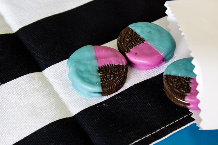 Add some fun color to your snacks with these simple color blocked oreos! Make them in your team colors, party theme and more! - Graduation Dessert | Team Oreos | Chocolate dipped oreos | Easy decor | Food Crafts - Doityourfreakingself.com
