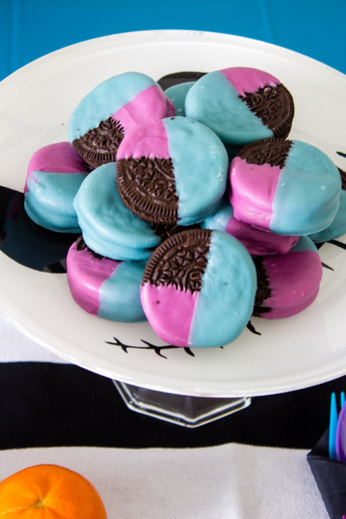 Add some fun color to your snacks with these simple color blocked oreos! Make them in your team colors, party theme and more! - Graduation Dessert | Team Oreos | Chocolate dipped oreos | Easy decor | Food Crafts - Doityourfreakingself.com