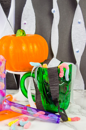 Make your own Easy Halloween with some streamers and googly eyes! Check out this simple tutorial for a fun table prop or photo backdrop. Great for bloggers, instagram backgrounds and halloween parties! 