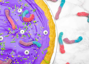This cake mix monster cookie pizza is a super simple dessert to make for all of your Halloween parties! This giant cookie is an adorable crowd pleaser!