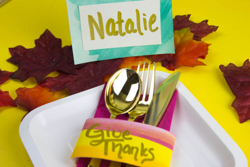 These simple watercolor napkin rings and place cards are a classy addition to any party table setting! Use them for buffet labels too! #thanksgiving #tablesetting #friendsgiving #party