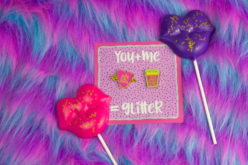Sweeten up your Galentines or Valentines gifts with these bright Edible Glitter Valentines Pops! Add a candy flavor for even more variety! | Do It Your Freaking Self | #Chocolate #lollipops #edibleGlitter #Valentines