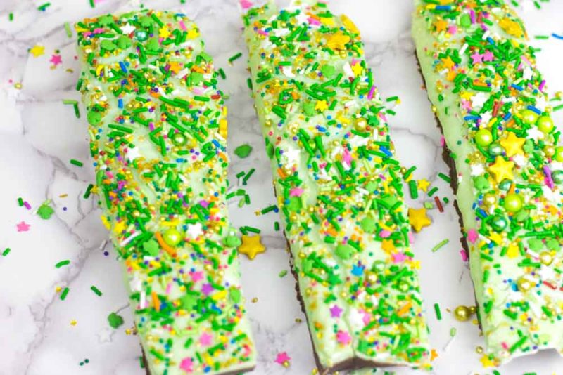 A fun and festive dessert for Saint Patrick's day? Minimal time in the kitchen? Yes please! Check out this super Easy Leprechaun Peppermint Fudge Recipe!