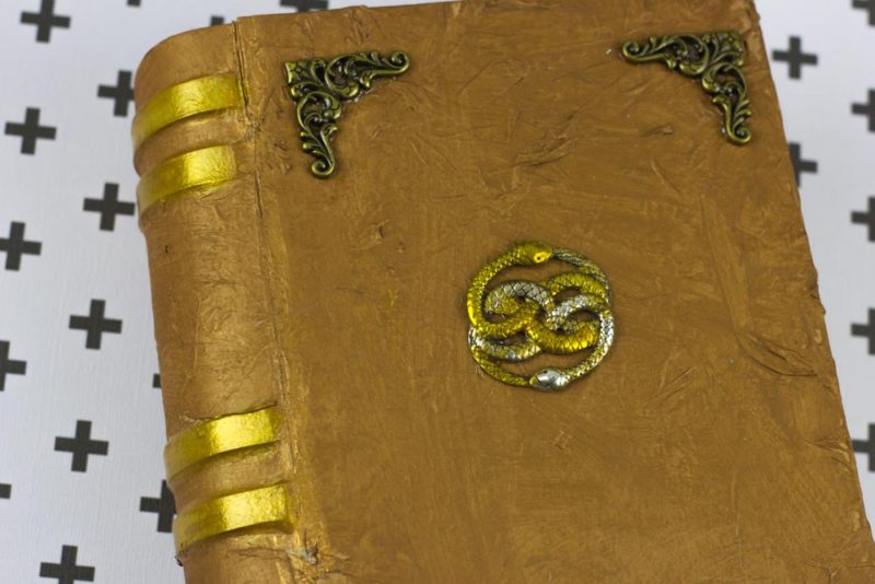Add some geek chic to your home with this Neverending Story Book Box! #Geekcrafts